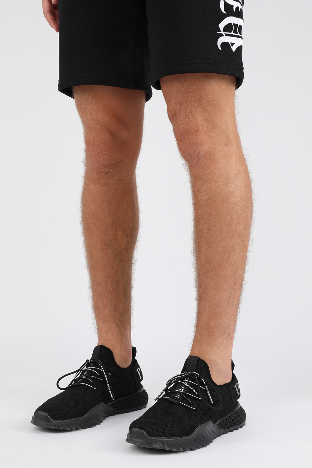 תמונת כל הלוק של נעלי ריצה שחורות אייקוניק